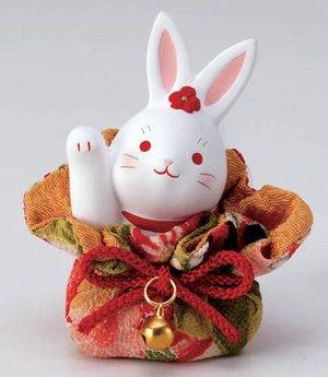 الأوكيمونو الياباني:  أرنب يرفع يديه ملفوف بأقمشة يابانية مزخرفة  